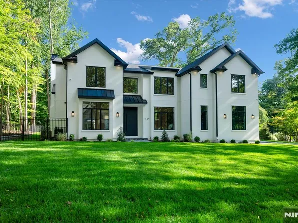 19 Dearborn Dr, Old Tappan, NJ 07675