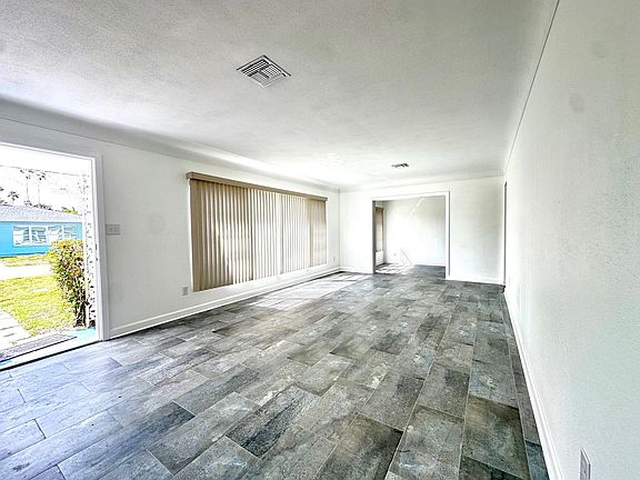 4th image of 10 158th Ave