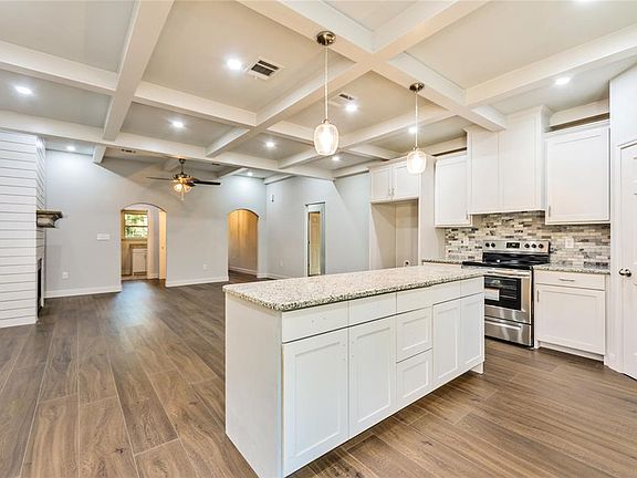 4th image of 1010 Shady Oaks Dr N