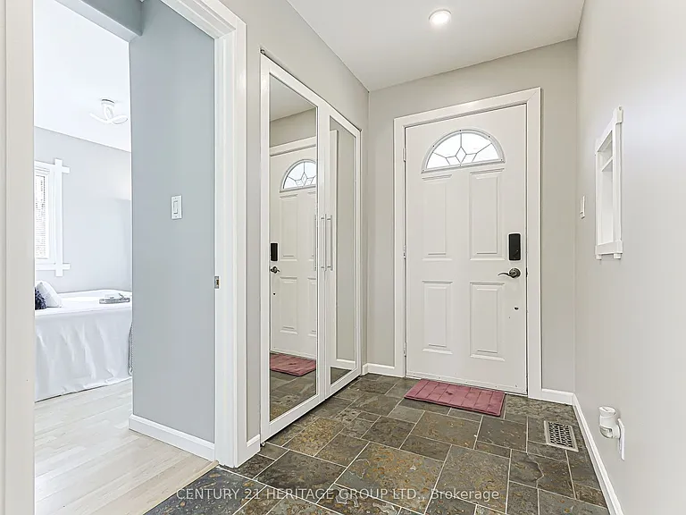 31 Mitchell Ave — Photo 2