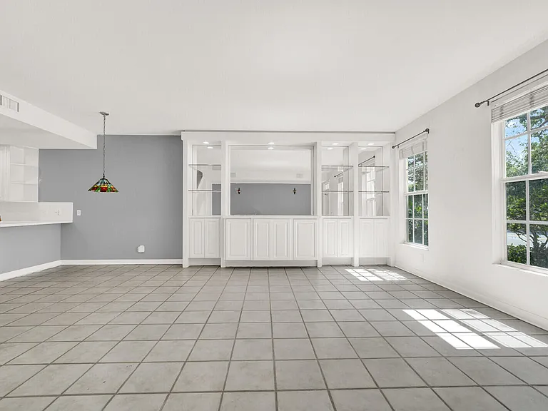 133 Wentworth Ct — Photo 3