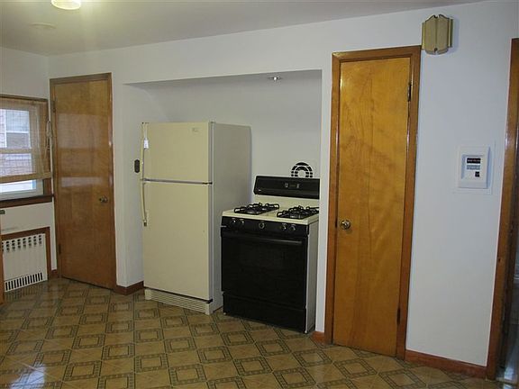 Large eat in Kitchen with stove and refridg07 (1)