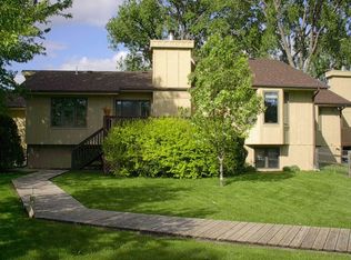 44 Edgewater Ln, Dakota Dunes, SD 57049