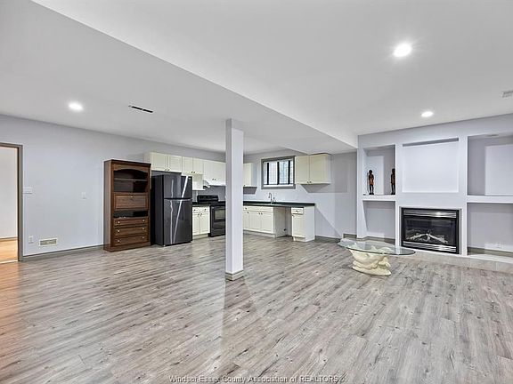 2nd image of 1450 Pope St