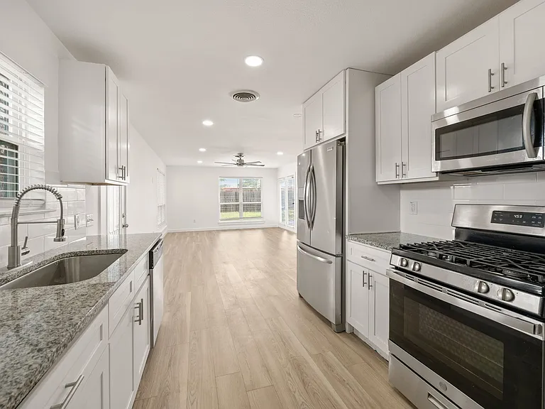 840 Edgehill Dr — Photo 7