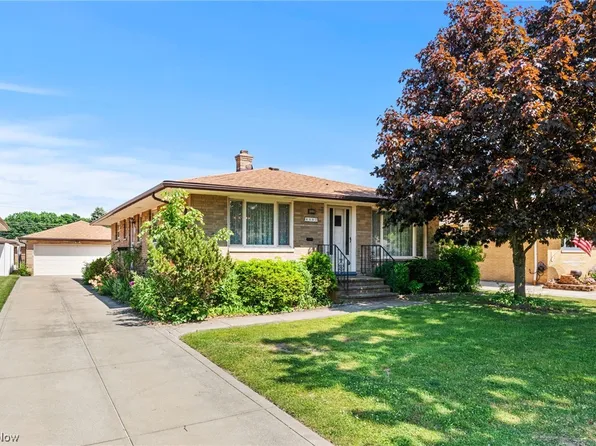 4107 Apple Creek Dr, Brooklyn, OH 44144