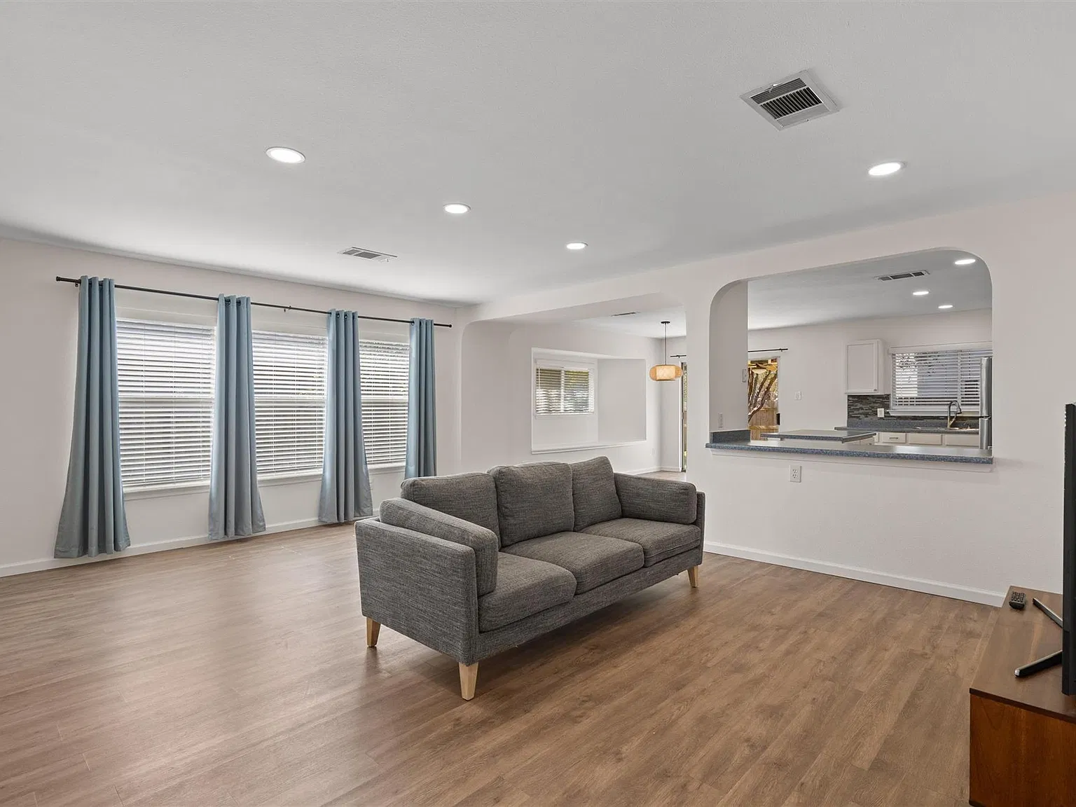 3 bed, 2.0 bath, 1461 sqft, $1,950 — Photo 3