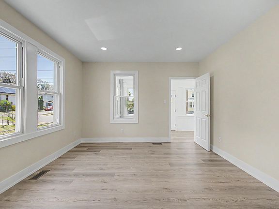 5th image of 312 W Bayview Ave