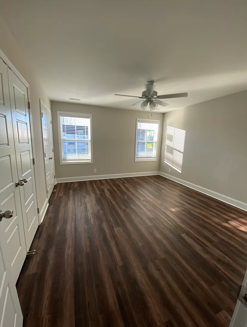 1035 Glenkirk Drive - B — Photo 3