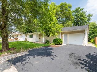27 Hickory Dr, Carpentersville, IL
