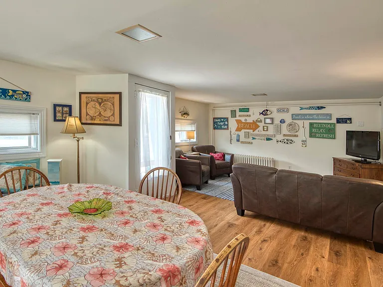 1035 Bay Ave #1 — Photo 2