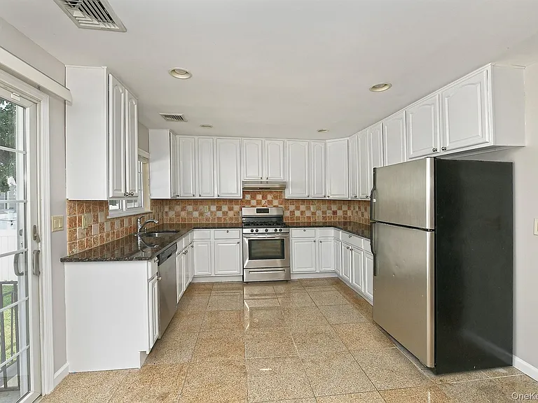 39 Nesaquake Ave #A — Photo 9