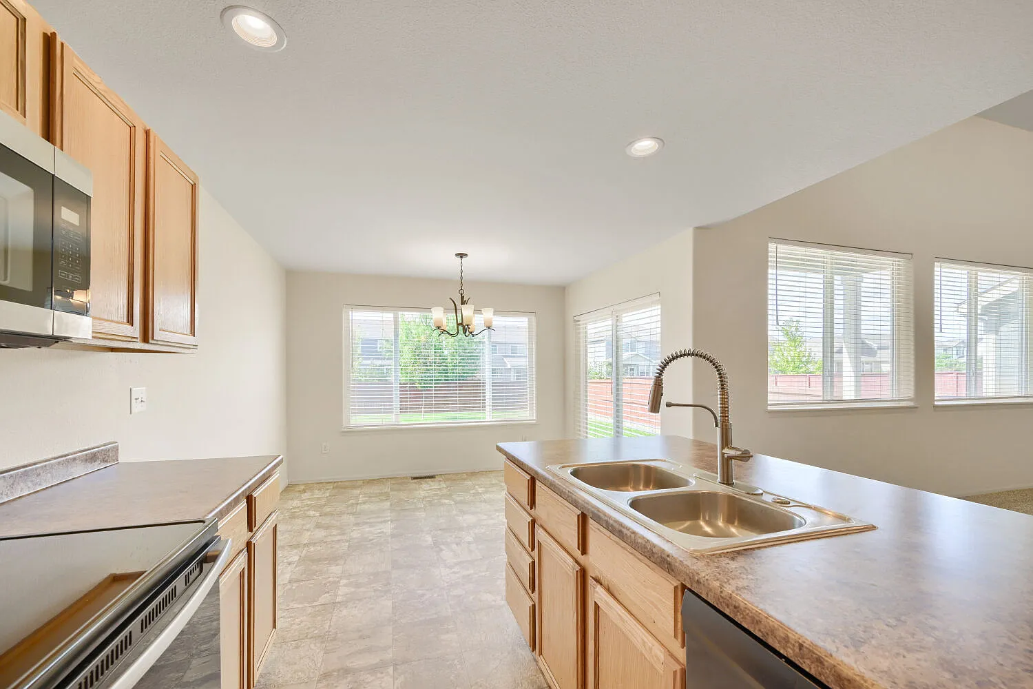 4 bed, 2289 sqft, $3,100 — Photo 4