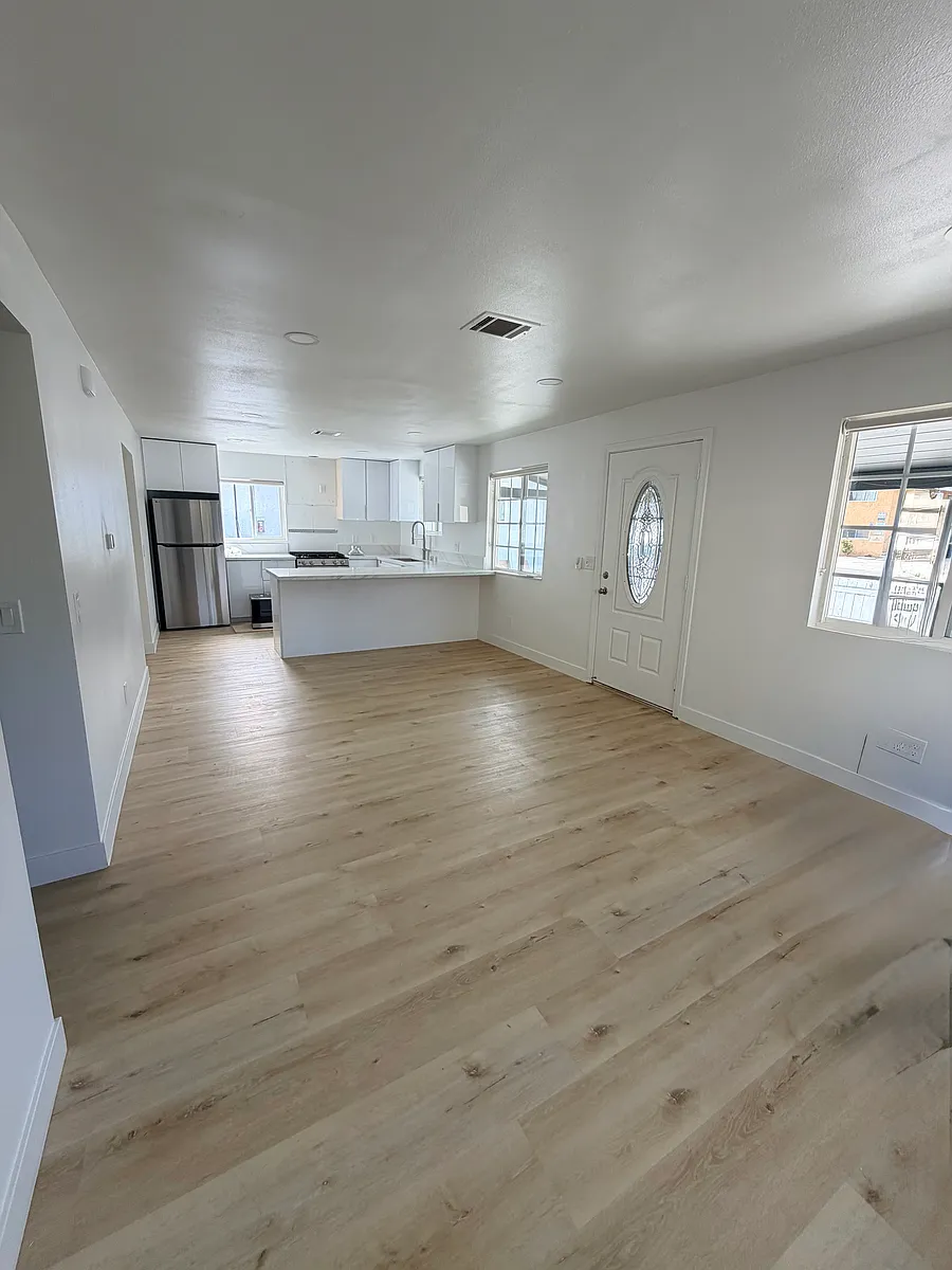 Building Photo - 561 Casselman St