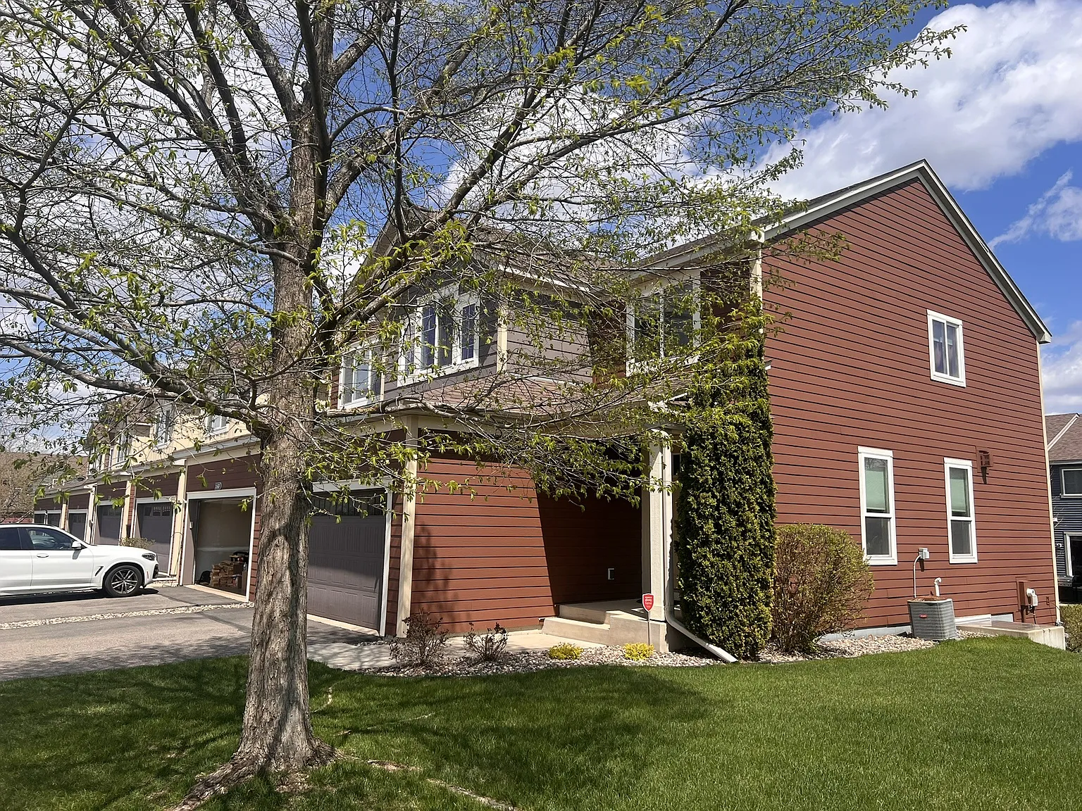 Beautiful and spacious 4 bedroom end unit townhome — Photo 2