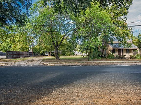 2nd image of 216 E San Antonio St