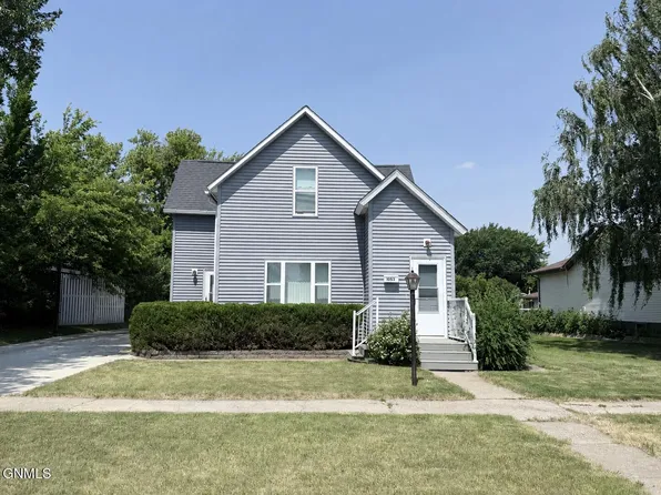 1053 3rd St N, Carrington, ND 58421