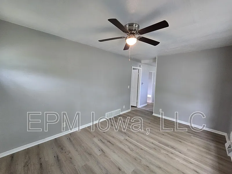 3 bed, 1.0 bath, 800 sqft, $900 — Photo 3