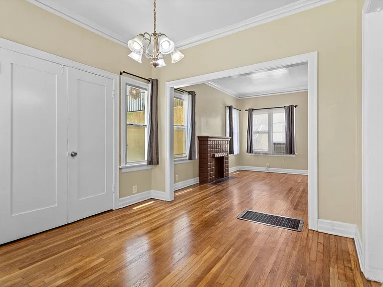 4854 1/4 Mascot St — Photo 3