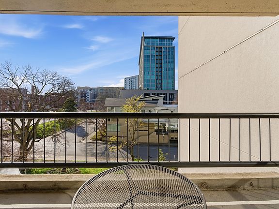 4th image of 900 19th Ave S APT 401