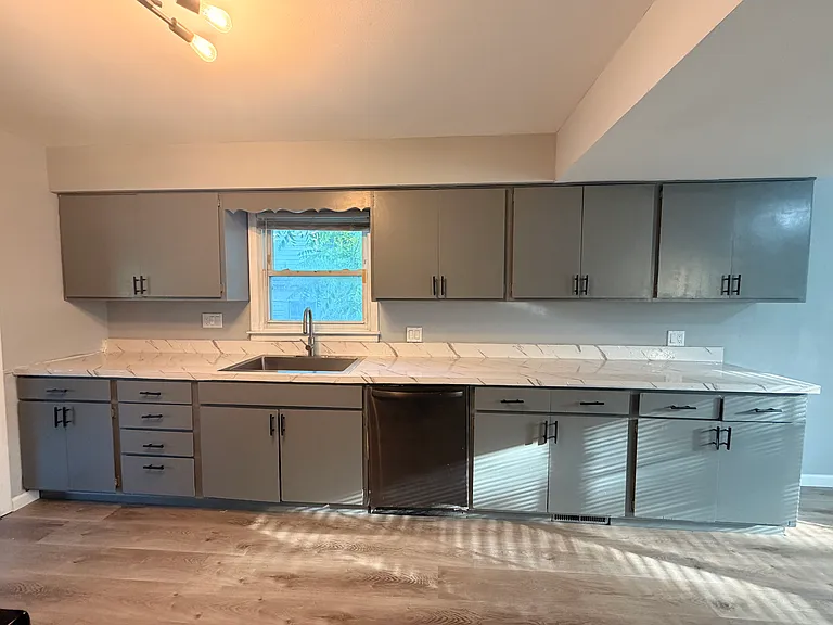 142 Van Buren Ave — Photo 6
