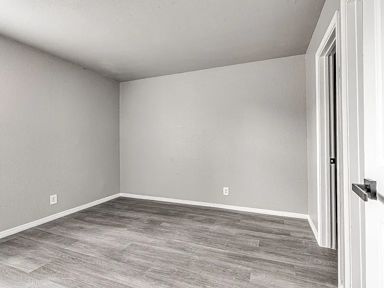 Alexis Park Apartments — Photo 14