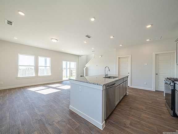 5th image of 738 Bellamy Drive
