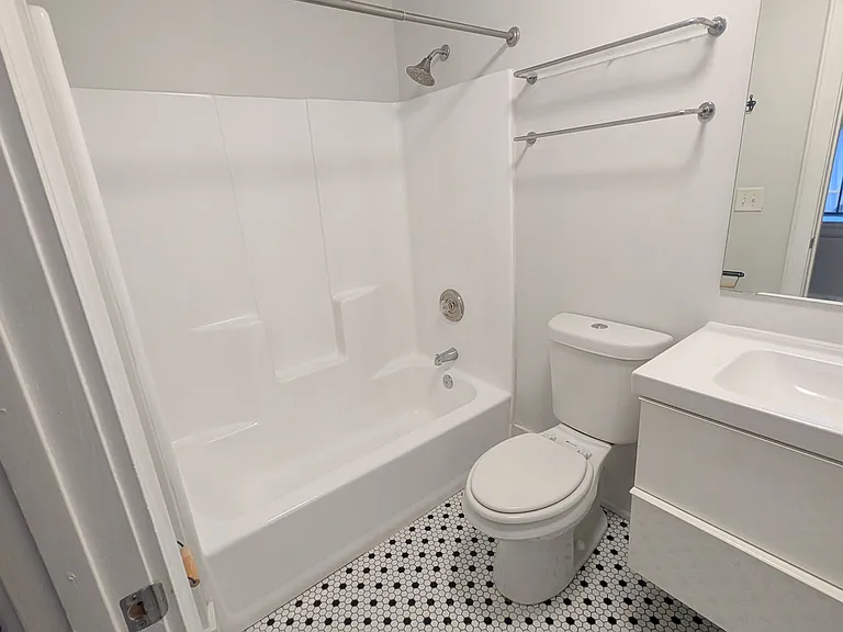 311 E 13th St #5 — Photo 5