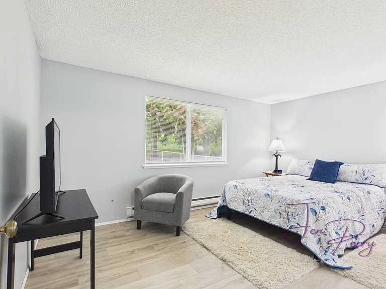 2274 Thornton St — Photo 12