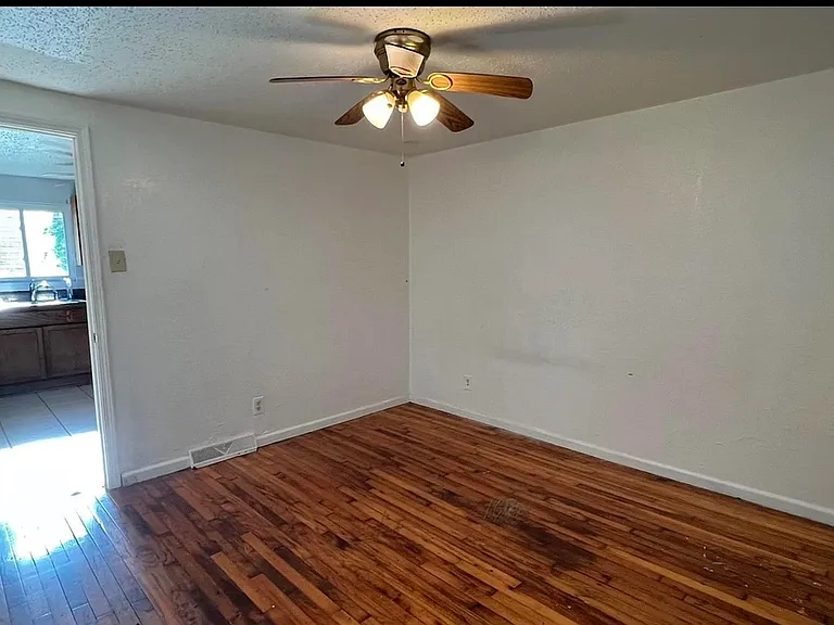 7202 Sapphire Ave — Photo 1