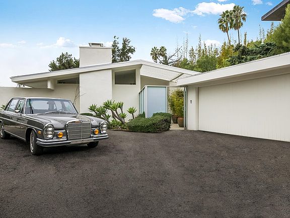 3rd image of 1847 N Doheny Dr