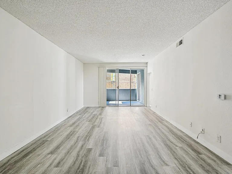 11657 Oxnard Str. — Photo 33