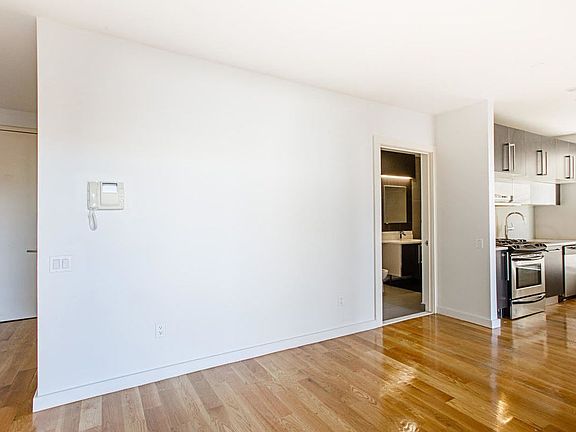 3rd image of 25 Montrose Ave APT 406