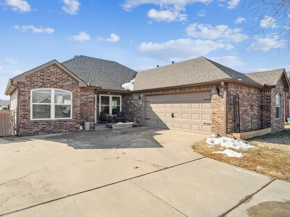 1506 W 11th St, Grove, OK 74344
