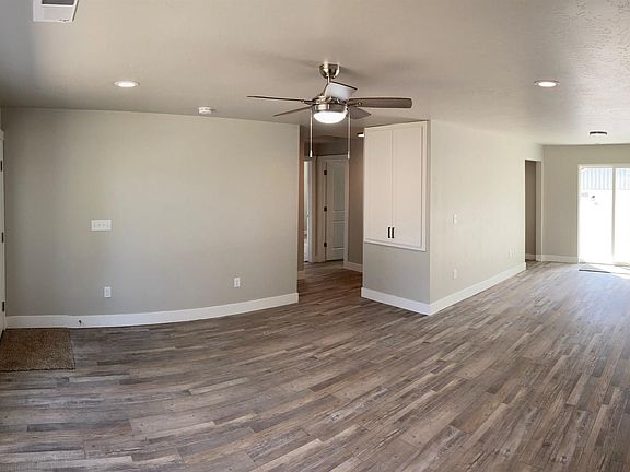 4th image of 709 E Avenue D