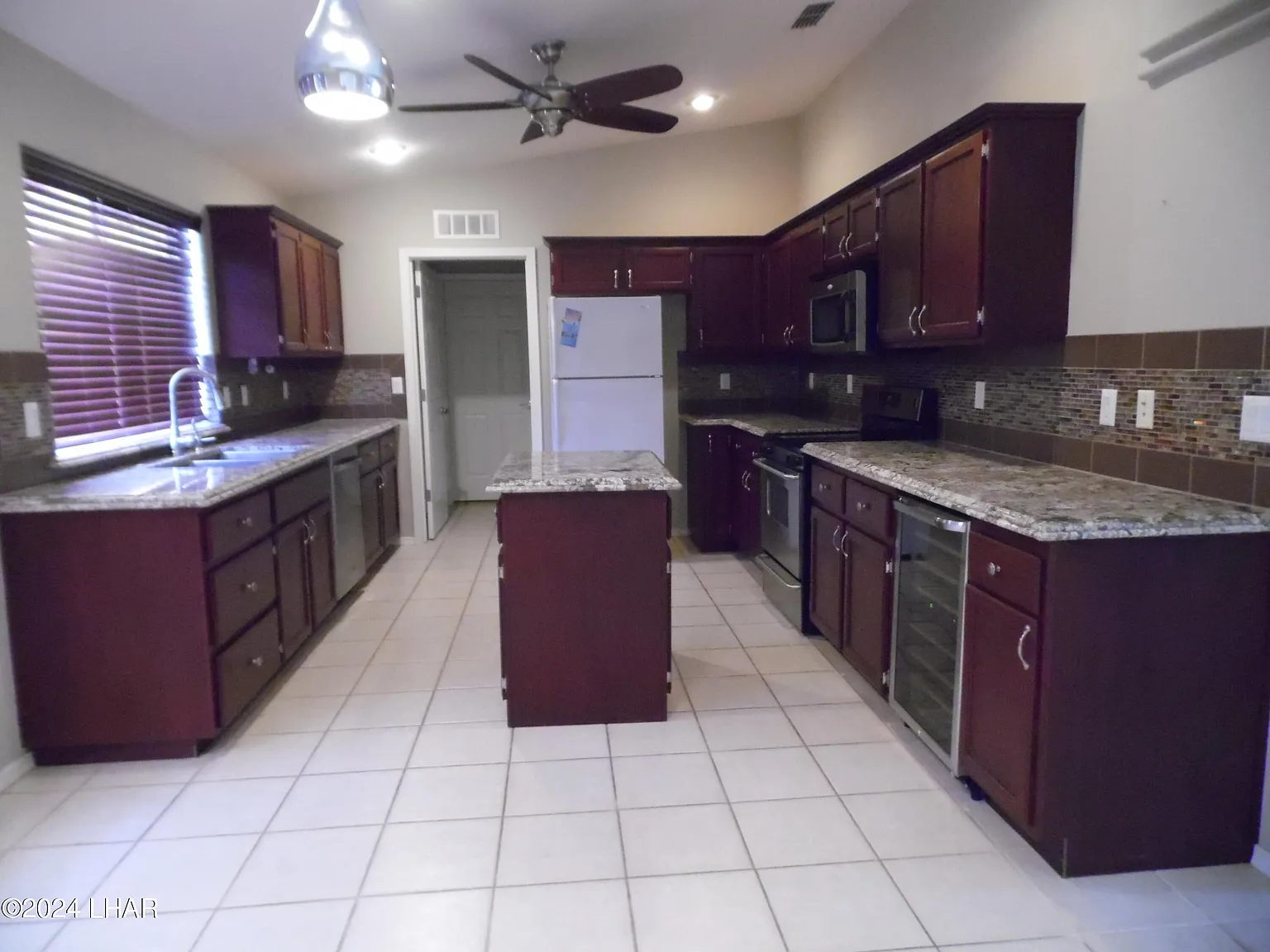3 bed, 2.0 bath, 1594 sqft, $2,000 — Photo 3