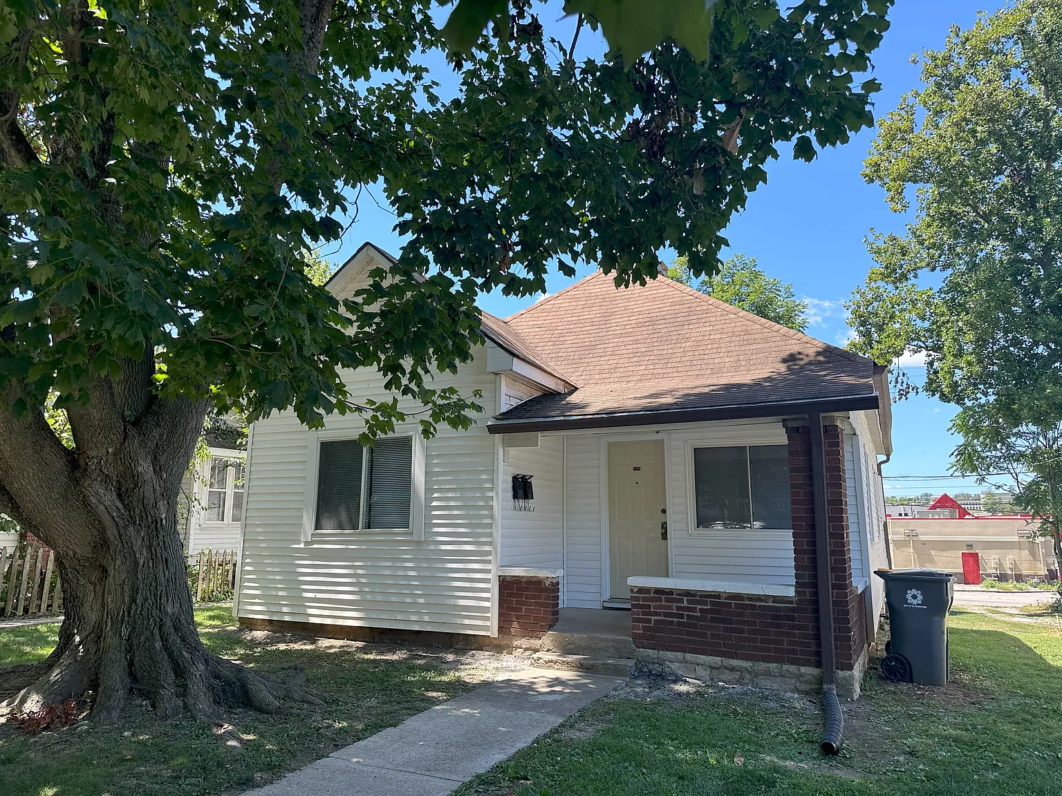 3 bed, 1000 sqft, $1,575 — Photo 1
