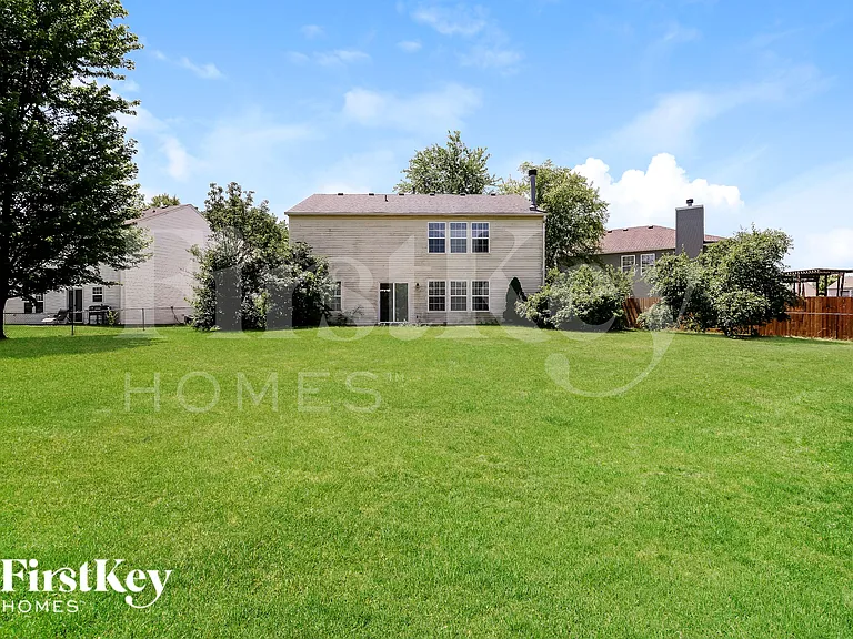 5757 N Plymouth Ct — Photo 16