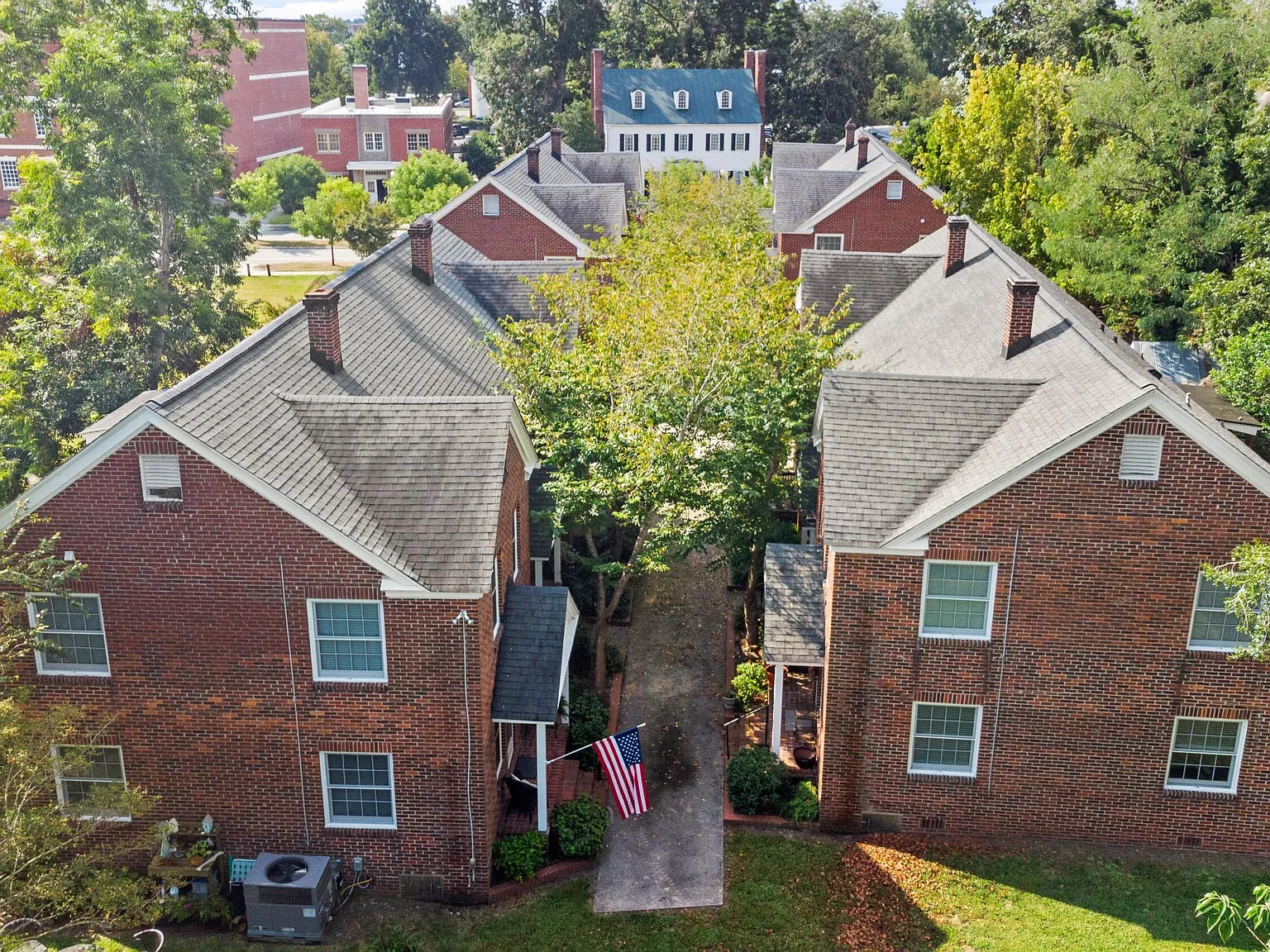 2 bed, 1.0 bath, 900 sqft, $1,300 — Photo 2