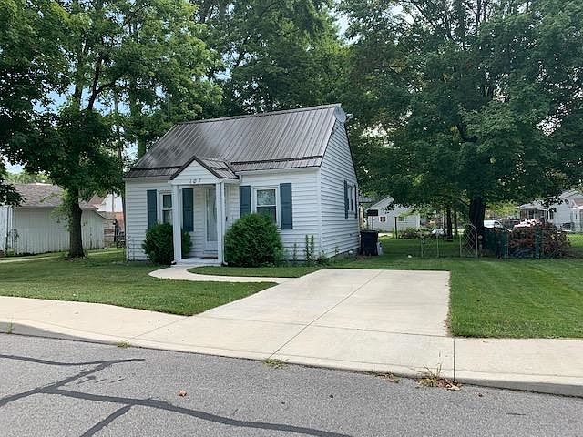 2nd image of 107 S Oak St