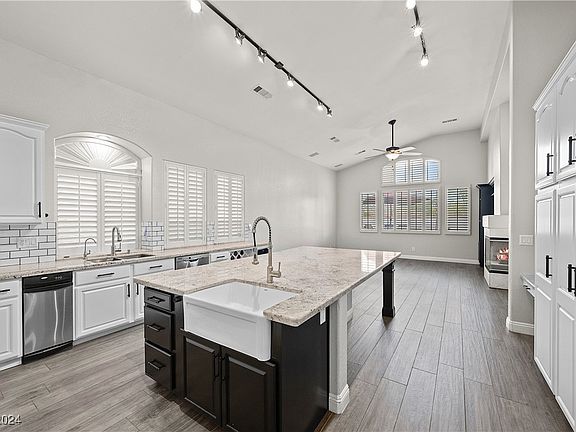 2nd image of 2020 Aspen Oak St