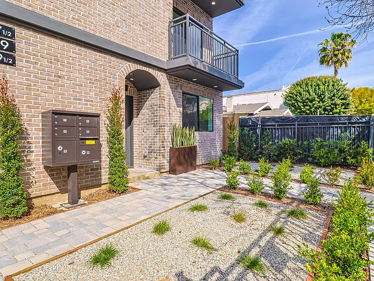1227 N June St — Photo 35