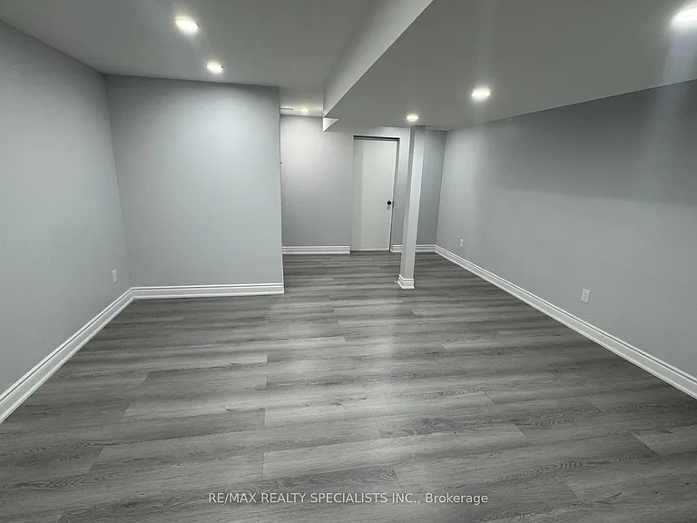 33 Bluffwood Cres — Photo 8