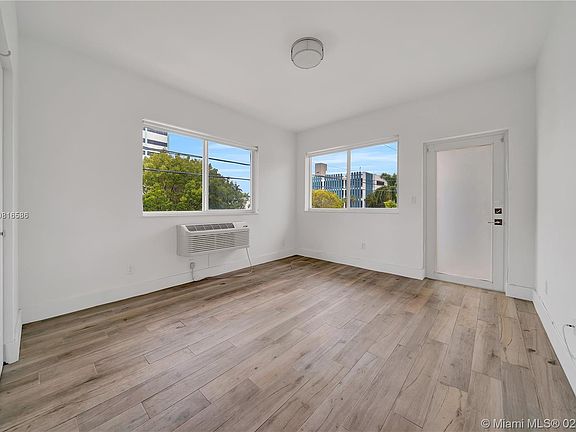 5th image of 345 W 42nd St