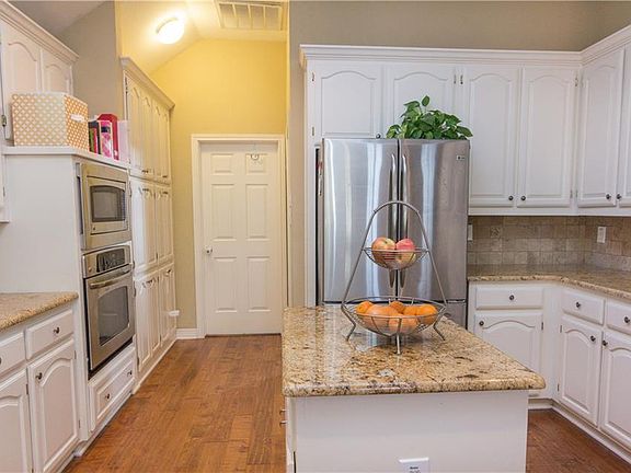 5th image of 211 Arbor Park Dr
