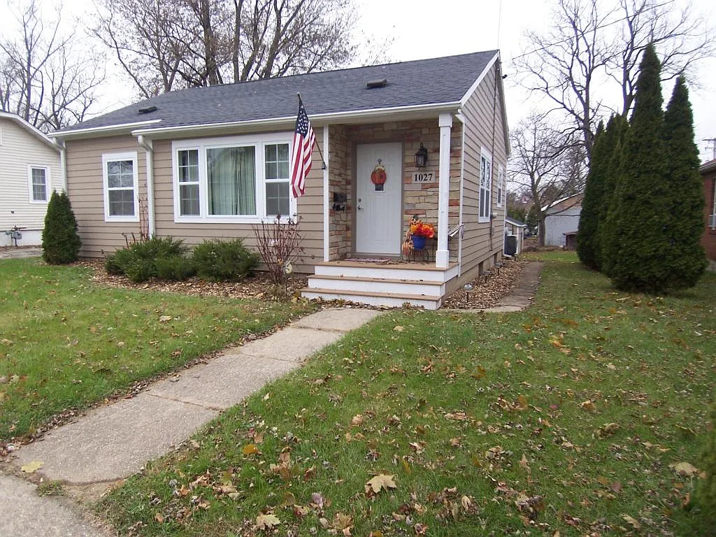1027 E Wisconsin St photo 1