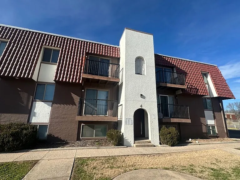 2250 S Oliver Ave — Photo 4