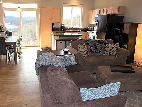 3rd image of 536 SE Heathcliff Ln