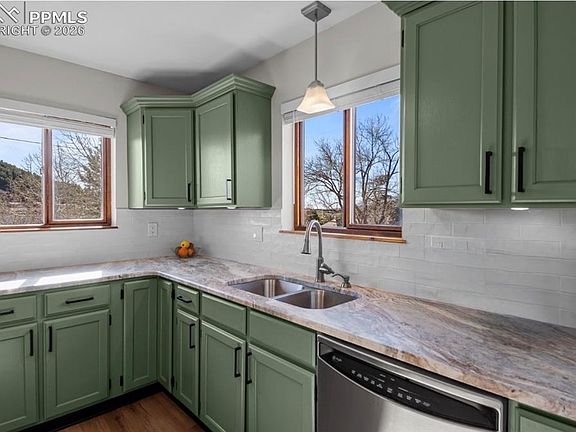 5th image of 320 Columbine Rd