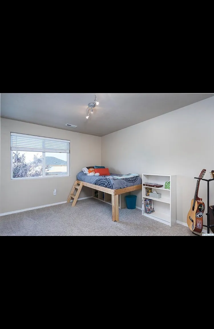 5 bed, 2.5 bath, 2192 sqft, $3,200 — Photo 4
